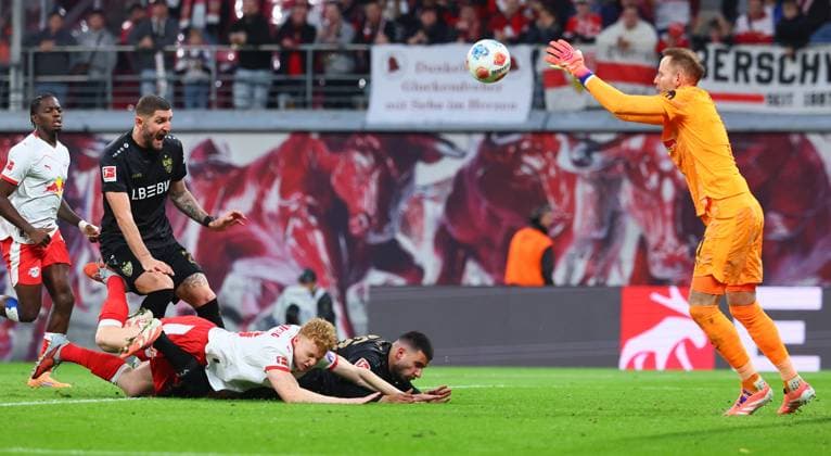RB Leipzig Stuttgart Bundesliga Leipzig, 01 11 2025, Red Bull Arena, Football, Bundesliga, Matchday 9 , RB Leipzig vs VfB Stuttgart , In the picture from l Nicolas Seiwald 13, RB Leipzig , Deniz Undav 26, Stuttgart and goalkeeper Peter Gulacsi 1, RB Leipzig , Picture Point