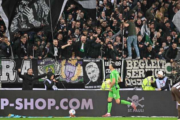 GER 1 FBL, FC St Pauli vs Borussia Moenchengladbach 01 11 2025, Millerntorstadion, Hamburg, GER 1 FBL, FC St Pauli vs Borussia Moenchengladbach in the picture Haris Tabakovic Moenchengladbach 15 shoots the goal to 2 0 for Moenchengladbach past goalkeeper Nikola Vasilj Pauli 22 and cheers with the fans nordphotoxGmbH xWitke nph00002