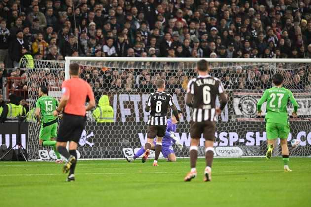 GER 1 FBL, FC St Pauli vs Borussia Moenchengladbach 01 11 2025, Millerntorstadion, Hamburg, GER 1 FBL, FC St Pauli vs Borussia Moenchengladbach in the picture Haris Tabakovic Moenchengladbach 15 shoots the goal to 2 0 for Moenchengladbach past goalkeeper Nikola Vasilj Pauli 22 nordphotoxGmbH xWitke nph00002