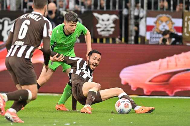 GER 1 FBL, FC St Pauli vs Borussia Moenchengladbach 01 11 2025, Millerntorstadion, Hamburg, GER 1 FBL, FC St Pauli vs Borussia Moenchengladbach in the picture Lukas Ullrich Moenchengladbach 26 tries to assert himself against Louis Oppie Pauli 28 nordphotoxGmbH xWitke nph00002