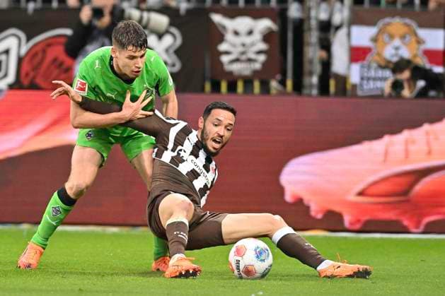 GER 1 FBL, FC St Pauli vs Borussia Moenchengladbach 01 11 2025, Millerntorstadion, Hamburg, GER 1 FBL, FC St Pauli vs Borussia Moenchengladbach in the picture Lukas Ullrich Moenchengladbach 26 tries to assert himself against Louis Oppie Pauli 28 nordphotoxGmbH xWitke nph00002