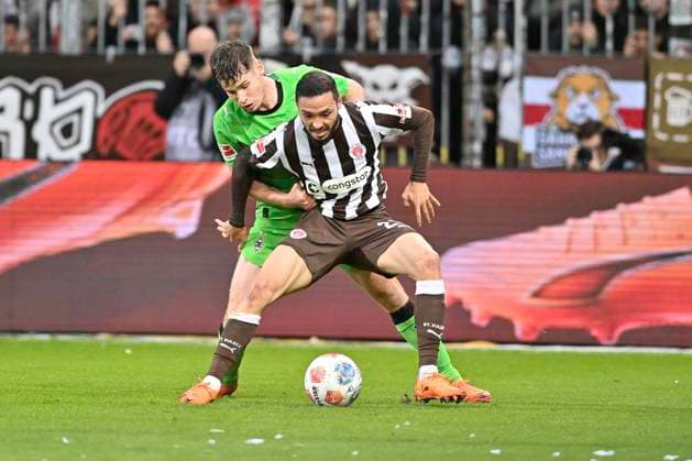 GER 1 FBL, FC St Pauli vs Borussia Moenchengladbach 01 11 2025, Millerntorstadion, Hamburg, GER 1 FBL, FC St Pauli vs Borussia Moenchengladbach in the picture Lukas Ullrich Moenchengladbach 26 tries to assert himself against Louis Oppie Pauli 28 nordphotoxGmbH xWitke nph00002