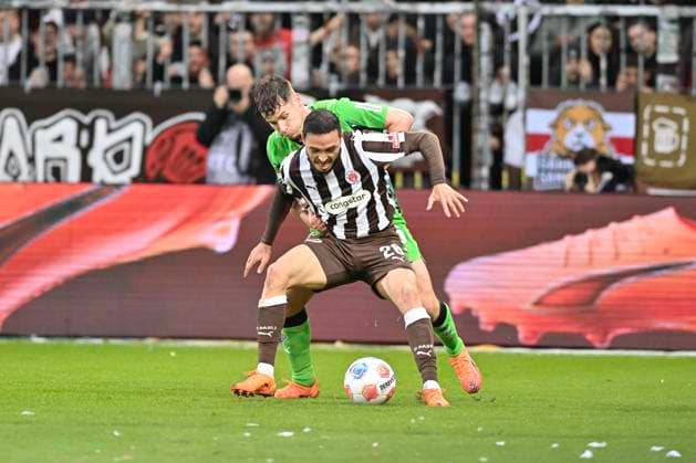 GER 1 FBL, FC St Pauli vs Borussia Moenchengladbach 01 11 2025, Millerntorstadion, Hamburg, GER 1 FBL, FC St Pauli vs Borussia Moenchengladbach in the picture Lukas Ullrich Moenchengladbach 26 tries to assert himself against Louis Oppie Pauli 28 nordphotoxGmbH xWitke nph00002