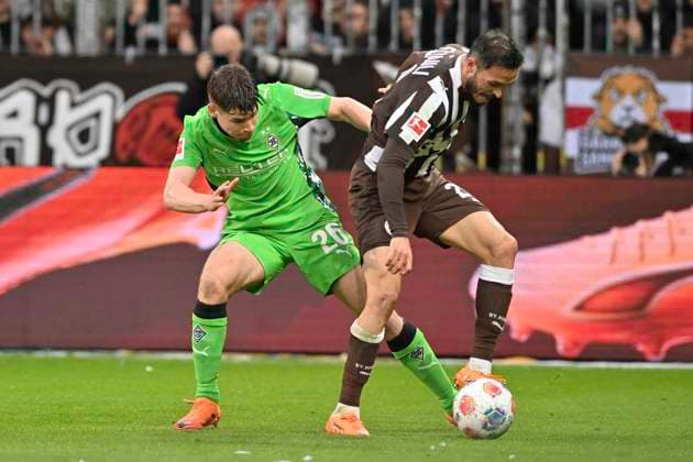 GER 1 FBL, FC St Pauli vs Borussia Moenchengladbach 01 11 2025, Millerntorstadion, Hamburg, GER 1 FBL, FC St Pauli vs Borussia Moenchengladbach in the picture Lukas Ullrich Moenchengladbach 26 tries to assert himself against Louis Oppie Pauli 28 nordphotoxGmbH xWitke nph00002