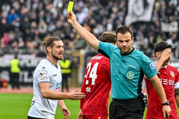 GER, 3 Liga, SSV Ulm 1846 vs VfB Stuttgart II 01 11 2025, Donaustadion, Ulm, GER, 3 Liga, SSV Ulm 1846 vs VfB Stuttgart II, in the picture referee Wolfgang Haslberger shows Dennis Chessa SSV Ulm, 11 the yellow card nordphotoxGmbHx xHafner nph00200