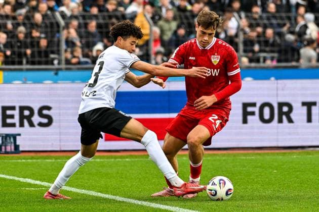 GER, 3 Liga, SSV Ulm 1846 vs VfB Stuttgart II 01 11 2025, Donaustadion, Ulm, GER, 3 Liga, SSV Ulm 1846 vs VfB Stuttgart II, pictured Evan Anderson Brown SSV Ulm, 33 , Christopher Oliver Stuttgart, 24 nordphotoxGmbHx xHafner nph00200