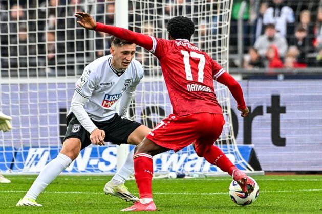 GER, 3 Liga, SSV Ulm 1846 vs VfB Stuttgart II 01 11 2025, Donaustadion, Ulm, GER, 3 Liga, SSV Ulm 1846 vs VfB Stuttgart II, in the picture Jonathan Meier SSV Ulm, 19 , Abdenego Nankishi Stuttgart, 17 nordphotoxGmbHx xHafner nph00200