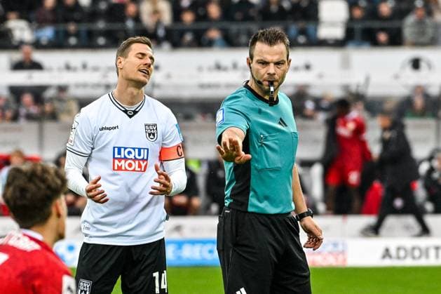 GER, 3 Liga, SSV Ulm 1846 vs VfB Stuttgart II 01 11 2025, Donaustadion, Ulm, GER, 3 Liga, SSV Ulm 1846 vs VfB Stuttgart II, in the picture Dennis Dressel SSV Ulm, 14 , referee Wolfgang Haslberger nordphotoxGmbHx xHafner nph00200