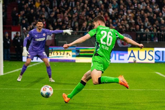 Lukas Ullrich Borussia Moenchengladbach, 26 Goal shot goal chance, Goalkeeper Nikola Vasilj FC St Pauli, 22 , GER, FC St Pauli vs Borussia Moenchengladbach, Football, Bundesliga, Matchday 9, Season 2025 2026, 01 11 2025 DFL REGULATES PROHIBIT ANY USE OF PHOTOGRAPHS AS IMAGE SEQUENCES AND OR QUASI VIDEO GER, FC St Pauli vs Borussia Moenchengladbach, Football, Bundesliga, Matchday 9, Season 2025 2026, 01 11 2025 Hamburg Copyright: xEibner-Pressefoto MaxxVincenx EP_MVN