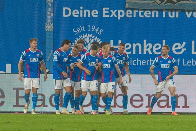 Rostock, Germany 01 November 2025 3 Liga 2025 2026 FC Hansa Rostock vs SC Verl In picture 1 from left Florian Carstens Hansa Rostock cheers with his teammates after his goal for 1 0, DFB regulations prohibit any use of photographs as image sequences and or quasi video Copyright: xFotostandx xVoelkerx