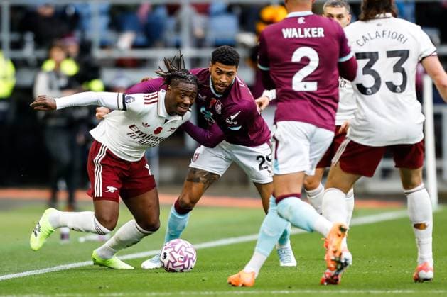 Burnley v Arsenal Premier League Josh Laurent of Burnley and Eberechi Eze of Arsenal during the Premier League match at Turf Moor, Burnley UK Newspapers OUT Copyright: xMaxxTomlinsonx FIL-22434-0054