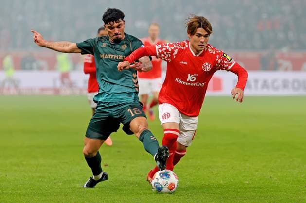 Mainz, Germany 01 November 2025 1 BL 2025 2026 FSV Mainz 05 vs SV Werder Bremen In picture from left in duel Cameron Puertas SVW vs Kaishu Sano Mainz DFL regulations prohibit any use of photographs as image sequences and or quasi video Mewa Arena Rheinland Pfalz Copyright: xFotostandx xRacochax