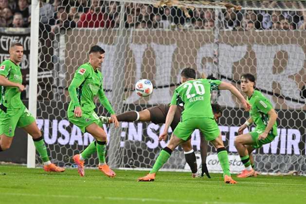 GER 1 FBL, FC St Pauli vs Borussia Moenchengladbach 01 11 2025, Millerntorstadion, Hamburg, GER 1 FBL, FC St Pauli vs Borussia Moenchengladbach in picture Joel Chima Fujita Pauli 16 tries to score past goalkeeper Moritz Nicolas Moenchengladbach 33 but misses the post nordphotoxGmbH xWitke nph00002