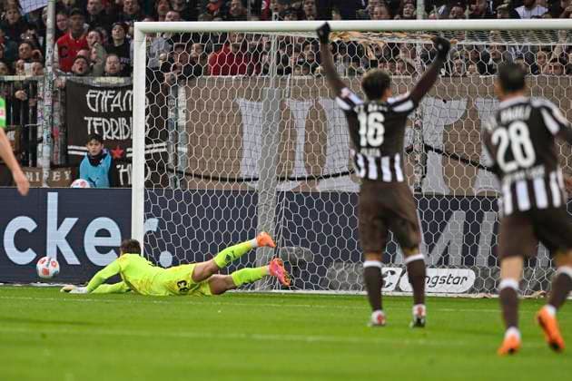 GER 1 FBL, FC St Pauli vs Borussia Moenchengladbach 01 11 2025, Millerntorstadion, Hamburg, GER 1 FBL, FC St Pauli vs Borussia Moenchengladbach in picture Joel Chima Fujita Pauli 16 tries to score past goalkeeper Moritz Nicolas Moenchengladbach 33 but misses the post nordphotoxGmbH xWitke nph00002