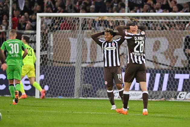 GER 1 FBL, FC St Pauli vs Borussia Moenchengladbach 01 11 2025, Millerntorstadion, Hamburg, GER 1 FBL, FC St Pauli vs Borussia Moenchengladbach in picture Joel Chima Fujita Pauli 16 tries to score past goalkeeper Moritz Nicolas Moenchengladbach 33 but fails to hit the post and is disappointed nordphotoxGmbH xWitke nph00002