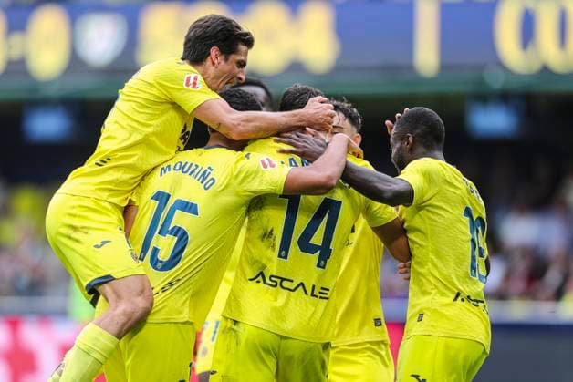 November 1, 2025, Villarreal, Castellon, SPAIN: Santi Comesana of Villarreal CF celebrates a goal with teammates during the Spanish league, LaLiga EA Sports, football match played between Villarreal CF and Rayo Vallecano at La Ceramica stadium on November 1, 2025, in Villarreal, Spain. Villarreal SPAIN - ZUMAa181 20251101_zaa_a181_114 Copyright: xIvanxTerronx