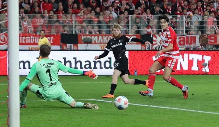 Goalkeeper Frederik Rönnow , Niklas Beste on the ball, Diogo Leite duel Match scene Action Sport Football Soccer Bundesliga Men DFL 9 Matchday Season 2025 2026 01 11 2025 1 FC Union Berlin FCU vs SC Freiburg SCF DFL regulations prohibit any use of photographs as image sequences and or quasi video