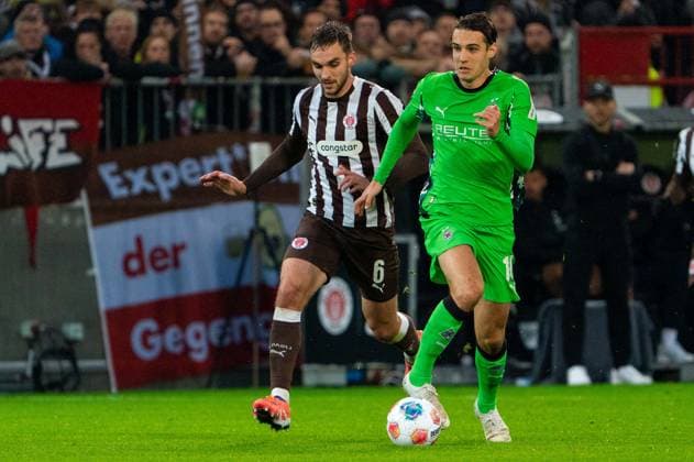 Florian Neuhaus Borussia Moenchengladbach, 10 dribbling against James Sands FC St Pauli, 06 , GER, FC St Pauli vs Borussia Moenchengladbach, Football, Bundesliga, Matchday 9, Season 2025 2026, 01 11 2025 DFL REGULATES PROHIBIT ANY USE OF PHOTOGRAPHS AS IMAGE SEQUENCES AND OR QUASI VIDEO GER, FC St Pauli vs Borussia Moenchengladbach, Football, Bundesliga, Matchday 9, Season 2025 2026, 01 11 2025 Hamburg Copyright: xEibner-Pressefoto MaxxVincenx EP_MVN