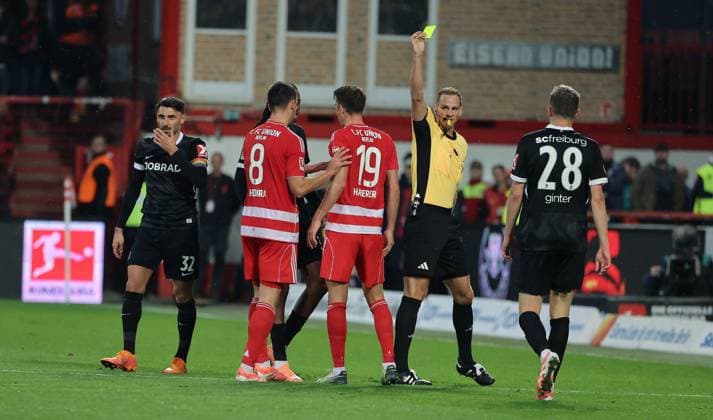 Referee Sören Storks shows yellow card for Janik Haberer Sport Fußball Fußball Bundesliga Herren DFL 9 Spieltag Saison 2025 2026 01 11 2025 1 FC Union Berlin FCU vs SC Freiburg SCF DFL regulations prohibit any use of photographs as image sequences and or quasi video