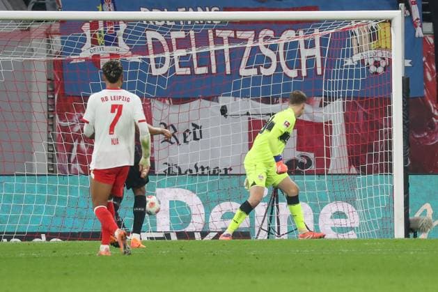 01 11 2025, xgox, Soccer 1 Bundesliga, RB Leipzig VfB Stuttgart emspor, v l Goal for 2 0 by Yan Diomande Leipzig, 49 DFL DFB REGULATIONS PROHIBIT ANY USE OF PHOTOGRAPHS as IMAGE SEQUENCES and or QUASI VIDEO Leipzig