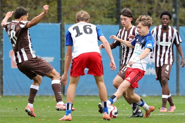 U19 Juniors Junior League preliminary round group A season 2025 2026 Hamburger SV FC St Pauli on the pitch at Volksparkstadion f l Marces Amaniampong FC St Pauli , Louis Lemke Hamburger SV , Younan Faghir Afghani FC St Pauli , Jonas Hartig Hamburger SV , Aron Amaglo FC St Pauli