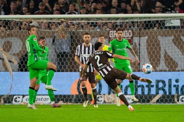 Goal shot Goal chance Manolis Saliakas FC St Pauli, 02 , GER, FC St Pauli vs Borussia Moenchengladbach, Football, Bundesliga, Matchday 9, Season 2025 2026, 01 11 2025 DFL REGULATIONS PROHIBIT ANY USE OF PHOTOGRAPHS AS IMAGE SEQUENCES AND OR QUASI VIDEO GER, FC St Pauli vs Borussia Moenchengladbach, Football, Bundesliga, Matchday 9, Season 2025 2026, 01 11 2025 Hamburg Copyright: xEibner-Pressefoto MaxxVincenx EP_MVN