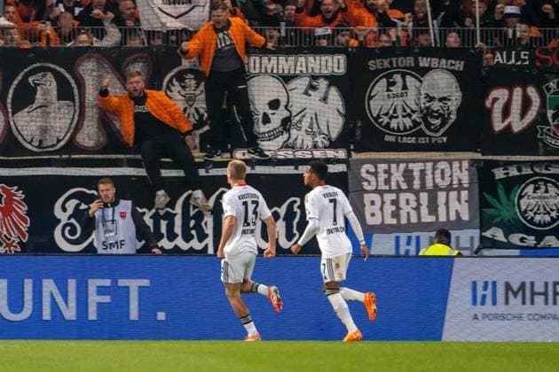 Rasmus Kristensen Eintracht Frankfurt, 13 scores to equalize 1 1 and cheers with Ansgar Knauff Eintracht Frankfurt, 07 , GER, 1 FC Heidenheim 1846 vs Eintracht Frankfurt, Football, 1 Bundesliga, Matchday 9, Season 2025 2026, 01 11 2025, DFL REGULATES PROHIBIT ANY USE OF PHOTOGRAPHS AS IMAGE SEQUENCES AND OR QUASI VIDEO, GER, 1 FC Heidenheim 1846 vs Eintracht Frankfurt, Football, 1 Bundesliga, Matchday 9, Season 2025 2026, 01 11 2025, Heidenheim Copyright: xEibner-Pressefoto EdwardxCheungx EP_ECG