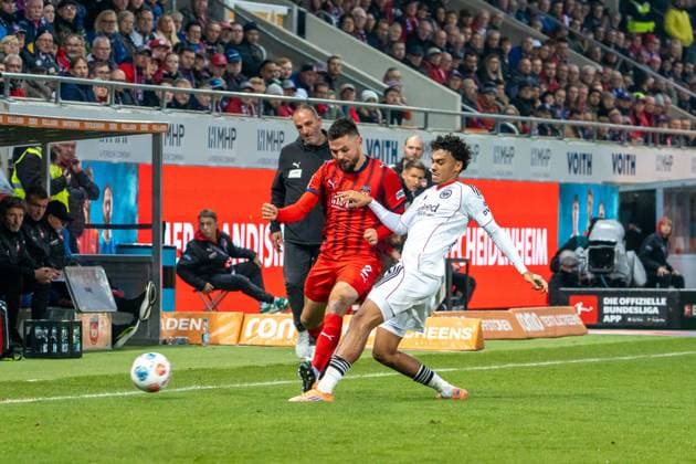Marnon Busch FC Heidenheim, 02 in duel with Nathaniel Brown Eintracht Frankfurt, 21 , GER, 1 FC Heidenheim 1846 vs Eintracht Frankfurt, Soccer, 1 Bundesliga, Matchday 9, Season 2025 2026, 01 11 2025, DFL REGULATIONS PROHIBIT ANY USE OF PHOTOGRAPHS AS IMAGE SEQUENCES AND OR QUASI VIDEO, GER, 1 FC Heidenheim 1846 vs Eintracht Frankfurt, Football, 1 Bundesliga, Matchday 9, Season 2025 2026, 01 11 2025, Heidenheim Copyright: xEibner-Pressefoto EdwardxCheungx EP_ECG