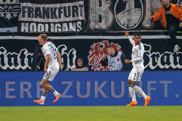 Rasmus Kristensen Eintracht Frankfurt, 13 scores to equalize 1 1 and cheers with Ansgar Knauff Eintracht Frankfurt, 07 , GER, 1 FC Heidenheim 1846 vs Eintracht Frankfurt, Football, 1 Bundesliga, Matchday 9, Season 2025 2026, 01 11 2025, DFL REGULATES PROHIBIT ANY USE OF PHOTOGRAPHS AS IMAGE SEQUENCES AND OR QUASI VIDEO, GER, 1 FC Heidenheim 1846 vs Eintracht Frankfurt, Football, 1 Bundesliga, Matchday 9, Season 2025 2026, 01 11 2025, Heidenheim Copyright: xEibner-Pressefoto EdwardxCheungx EP_ECG