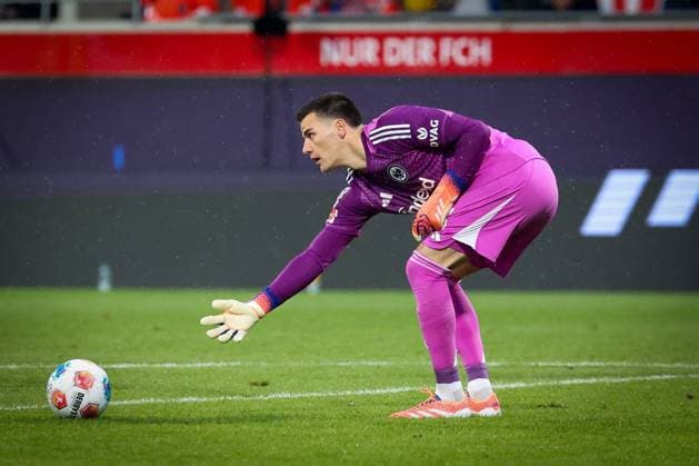 Michael Zetterer 23 Eintracht Frankfurt drops a ball, 1 FC Heidenheim 1846 vs Eintracht Frankfurt, Football, Men, DFL, Bundesliga, Season 2025 2026, Voith Arena, Matchday 9, 01 11 2025 Heidenheim Baden Wuerttemberg Germany Copyright: xkolbert-press MartinxAgüerax