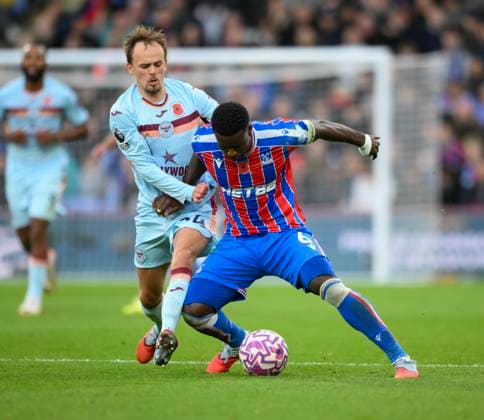 Crystal Palace v Brentford Premier League Marc Guehi of Crystal Palace and Mikkel Damsgaard of Brentford battle for the ball during the Premier League match at Selhurst Park, London UK Newspapers OUT Copyright: xMalcolmxFellx FIL-22447-0025