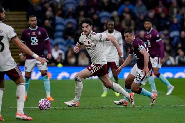 Burnley v Arsenal FC, Burnley, UK - 18 Oct 2025 Declan Rice of Arsenal FC and Josh Cullen of Burnley FC during the Premier League match between Burnley and Arsenal FC at Turf Moor, Burnley on 18 October 2025 ( Burnley Turf Moor Burnley England Copyright: xHarryxCornish PPAUKx PPA-226786