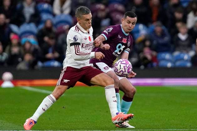 Burnley v Arsenal FC, Burnley, UK - 18 Oct 2025 Leandro Trossard of Arsenal FC battles for the ball with Josh Cullen of Burnley FC during the Premier League match between Burnley and Arsenal FC at Turf Moor, Burnley on 18 October 2025 ( Burnley Turf Moor Burnley England Copyright: xHarryxCornish PPAUKx PPA-226787