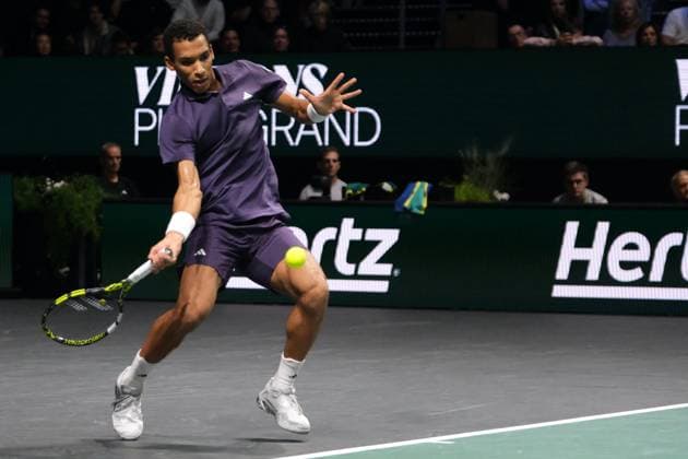 November 1, 2025, Nanterre, Hauts De Seine, France: FELIX AUGER ALIASSIME (CAN) returns the ball to ALEXANDER BUBLIK (KAZ) during the semi-final of Rolex Paris Masters 1000 tournament at La Defense Arena Stadium - Nanterre - France..Auger Aliassime won 7:6 6:4 Nanterre France - ZUMAp119 20251101_zaf_p119_001 Copyright: xPierrexSteveninx