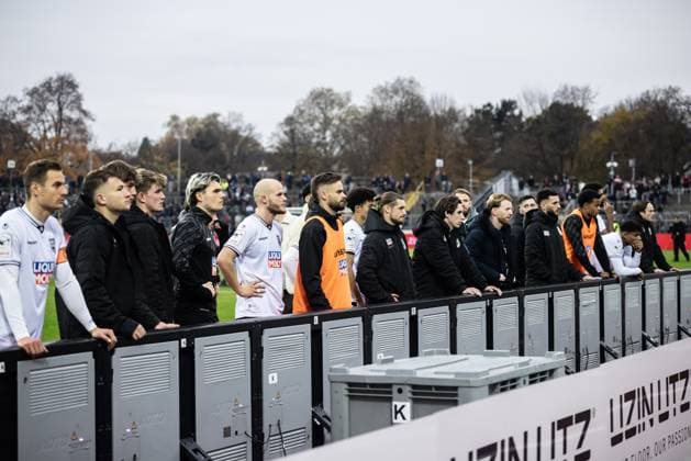 Football, Season 2025 2026, 3 Liga, Donaustadion Ulm, 13 Matchday, SSV Ulm 1846 Football VfB Stuttgart II, 01 11 2025 01 11 2025, Football, Season 2025 2026, 3 Liga, Donaustadion Ulm, 13 Matchday, SSV Ulm 1846 Football VfB Stuttgart II, Emotions hanging heads after home defeat at SSV Team Mannschaft SSV Ulm 1846 Fußball Foto Lucca Fundel Ulm Donaustadion Baden Württemberg Germany