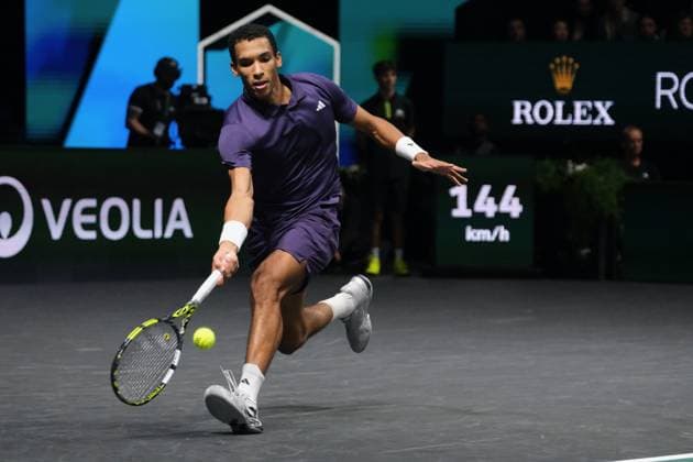 November 1, 2025, Nanterre, Hauts De Seine, France: FELIX AUGER ALIASSIME (CAN) returns the ball to ALEXANDER BUBLIK (KAZ) during the semi-final of Rolex Paris Masters 1000 tournament at La Defense Arena Stadium - Nanterre - France..Auger Aliassime won 7:6 6:4 Nanterre France - ZUMAp119 20251101_zaf_p119_015 Copyright: xPierrexSteveninx