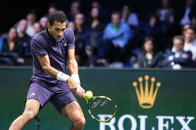 November 1, 2025, Nanterre, Hauts De Seine, France: FELIX AUGER ALIASSIME (CAN) returns the ball to ALEXANDER BUBLIK (KAZ) during the semi-final of Rolex Paris Masters 1000 tournament at La Defense Arena Stadium - Nanterre - France..Auger Aliassime won 7:6 6:4 Nanterre France - ZUMAp119 20251101_zaf_p119_016 Copyright: xPierrexSteveninx
