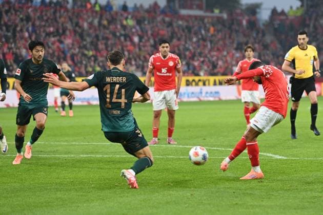 Philipp MWENE MZ Torchance, Aktion, Zweikampf, gegen Senne LYNEN HB 1 FSV Mainz 05 MZ SV Werder Bremen HB Fussball 1 Bundesliga Saison 2025 2026, 9 Spieltag, Spieltag9, matchday9, am 01 11 2025, MEWA Arena Mainz DFL regulations prohibit any use of photographs as image sequences and or quasi video Â