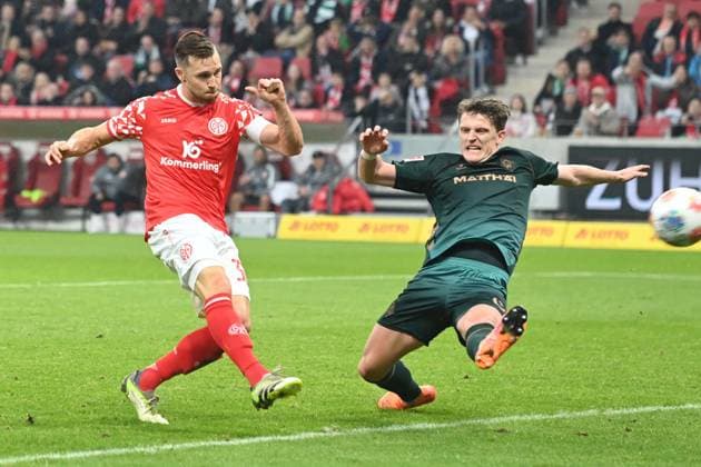 Silvan WIDMER MZ shoots the goal for 1 0, against Jens STAGE HB action, duel, 1 FSV Mainz 05 MZ SV Werder Bremen HB Football 1 Bundesliga Season 2025 2026, 9 Spieltag, Spieltag9, matchday9, am 01 11 2025, MEWA Arena Mainz DFL regulations prohibit any use of photographs as image sequences and or quasi video Â