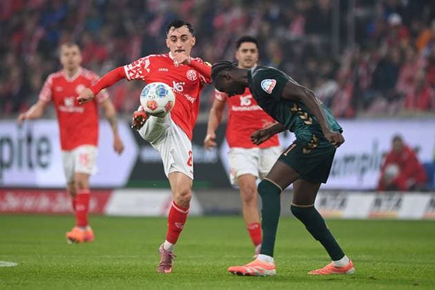 Jae Sung LEE MZ vs Karim COULIBALI HB Action, duel, 1 FSV Mainz 05 MZ SV Werder Bremen HB Football 1 Bundesliga Season 2025 2026, 9 Spieltag, Spieltag9, matchday9, am 01 11 2025, MEWA Arena Mainz DFL regulations prohibit any use of photographs as image sequences and or quasi video Â