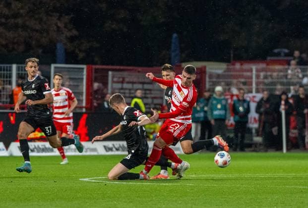 Soccer, Men, Season 2025 2026, 1 Bundesliga 9 Matchday , 1 FC Union Berlin SC Freiburg, f l Max Rosenfelder Freiburg , Matthias Ginter Freiburg , Andrej Ilic 1 FC Union Berlin , 01 11 2025, Copyright: xMatthiasxKochx