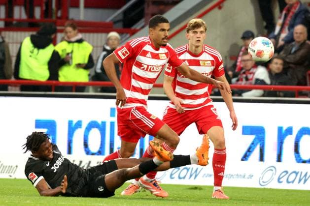 DEU, DFL, 1 FBL, 1 FC Union vs SC Freiburg, 01 11 2025, Stadion Alte Foersterei, Berlin, DEU, DFL, 1 FBL, 1 FC Union vs SC Freiburg, im Bild Danilho Doekhi 1 FC Union Berlin 5 , Aljoscha Kemlein 1 FC Union Berlin 6 , Johan Manzambi FC Freiburg 44 DFL regulations prohibit any use of Photographs as image sequences and or quasi video nordphotoxGmbHx xEngler nph00076