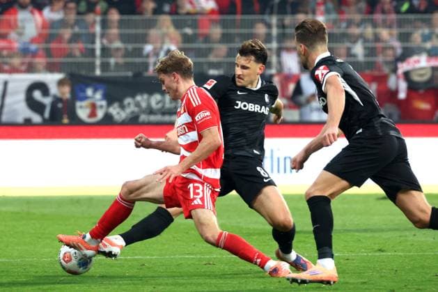 DEU, DFL, 1 FBL, 1 FC Union vs SC Freiburg, 01 11 2025, Stadion Alte Foersterei, Berlin, DEU, DFL, 1 FBL, 1 FC Union vs SC Freiburg, im Bild Andras Schaefer 1 FC Union Berlin 13 , Maximilian Eggestein FC Freiburg 8 , DFL regulations prohibit any use of Photographs as image sequences and or quasi video nordphotoxGmbHx xEngler nph00076