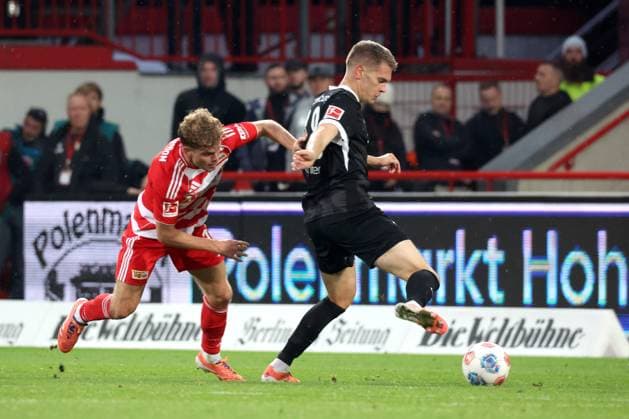 DEU, DFL, 1 FBL, 1 FC Union vs SC Freiburg, 01 11 2025, Stadion Alte Foersterei, Berlin, DEU, DFL, 1 FBL, 1 FC Union vs SC Freiburg, im Bild Andras Schaefer 1 FC Union Berlin 13 , Matthias Ginter FC Freiburg 28 DFL regulations prohibit any use of Photographs as image sequences and or quasi video nordphotoxGmbHx xEngler nph00076