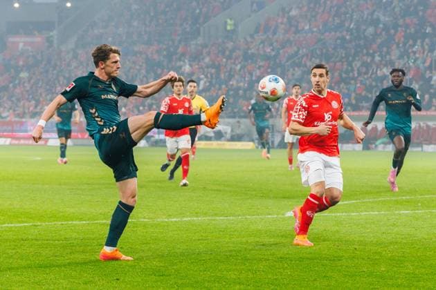 1 Soccer Bundesliga 1 FSV Mainz 05 Werder Bremen, 01 11 2025 Jens Stage SV Werder Bremen, 6 passes a long ball directly in front of the goal Dominik Kohr 1 FSV Mainz 05, 31 Match of matchday 9 of the Soccer Bundesliga between 1 FSV Mainz 05 and Borussia Dortmund at the MEWA Arena on 27 09 2025 DFL DFB regulations prohibit any use of photographs as image sequences and or quasi video Copyright: xBEAUTIFULxSPORTS Hahnex