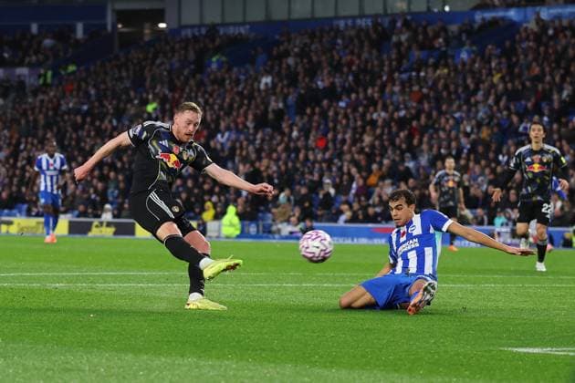 Football - 2025 2026 Premier League - Brighton & Hove Albion vs Leeds United - The Amex - Saturday 1st November 2025 Sean Longstaff of Leeds United has a shot deflected for a corner during the Premier League match at the Amex Stadium COLORSPORT Shaun Boggust 