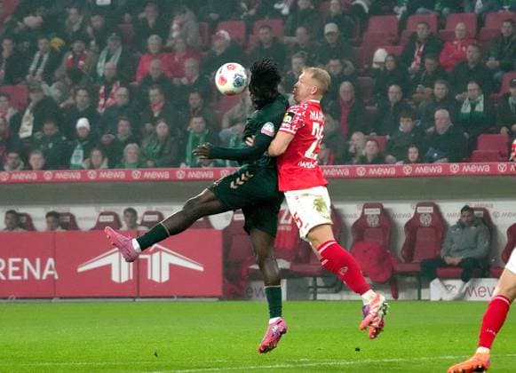 GER, 1 FBL, 1 FSV Mainz 05 vs Werder Bremen 01 11 2025, MEWA Arena, Mainz, GER, 1 FBL, 1 FSV Mainz 05 vs Werder Bremen , pictured Victor Boniface Bremen , Andreas Hanche Olsen Mainz DFL regulations prohibit any use of photographs as image sequences and or quasi video nordphotoxGmbHx xBratic nph00250