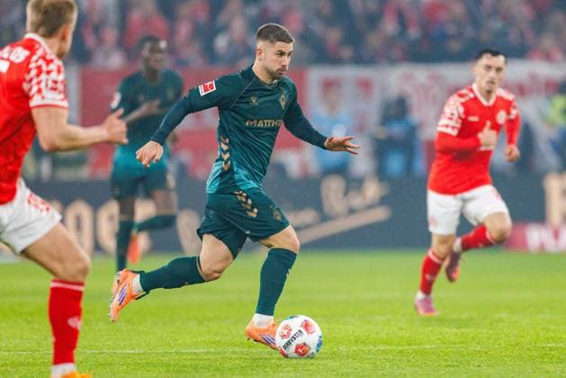 1 Soccer Bundesliga 1 FSV Mainz 05 Werder Bremen, 01 11 2025 Romano Schmid SV Werder Bremen, 20 leads the ball Match of matchday 9 of the Soccer Bundesliga between 1 FSV Mainz 05 and Borussia Dortmund at the MEWA Arena on 27 09 2025 DFL DFB regulations prohibit any use of photographs as image sequences and or quasi video Copyright: xBEAUTIFULxSPORTS Hahnex