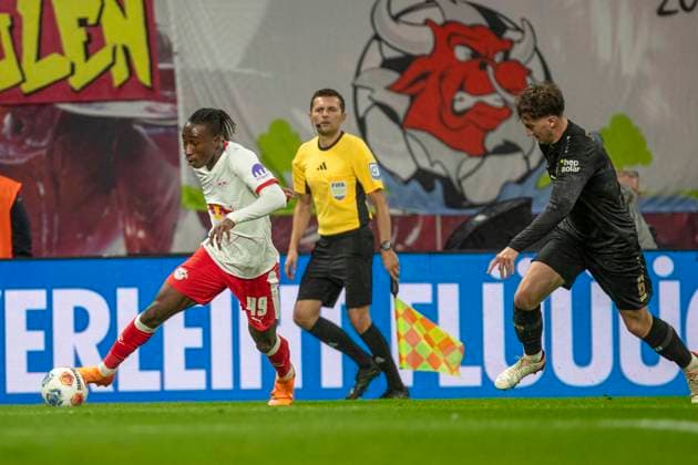 GER, Leipzig, Football, DFL Bundesliga, Matchday 9, RB Leipzig vs VFB Stuttgart v l Yan Diomande RB Leipzig 49 , Angelo Stiller VFB Stuttgart 06 , Zweikampf 01 11 2025, Red Bull Arena Leipzig DFL DFB REGULATIONS PROHIBIT ANY USE OF PHOTOGRAPHS AS IMAGE SEQUENCES AND OR QUASI VIDEO, Copyright: HMBxMedia PaulxFritz