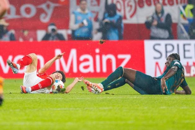 1 Bundesliga 1 FSV Mainz 05 Werder Bremen, 01 11 2025 Karim Coulibaly SV Werder Bremen, 31 is shown a yellow card for this foul on Jae sung Lee 1 FSV Mainz 05, 7 Matchday 9 of the Bundesliga between 1 FSV Mainz 05 and Borussia Dortmund at the MEWA Arena on 27 09 2025 DFL DFB regulations prohibit any use of photographs as image sequences and or quasi video Copyright: xBEAUTIFULxSPORTS Hahnex